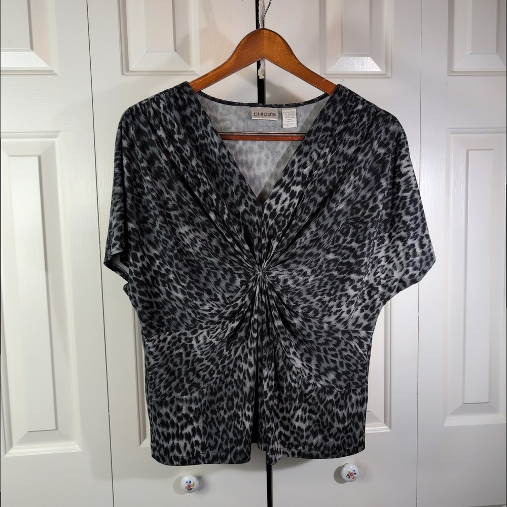 Chico's Leopard Animal print Stretch Center Twist Top sz 3 Work Nature Prof